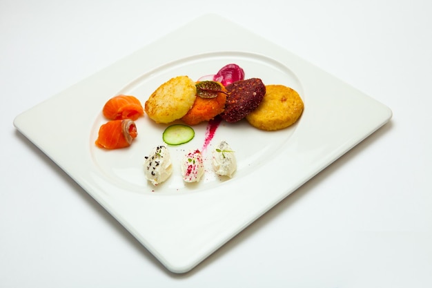 Zestaw talerzy z potrawami